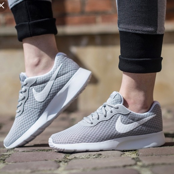 NWT Nike Tanjun Wolf Grey WMNS - Picture 7 of 7
